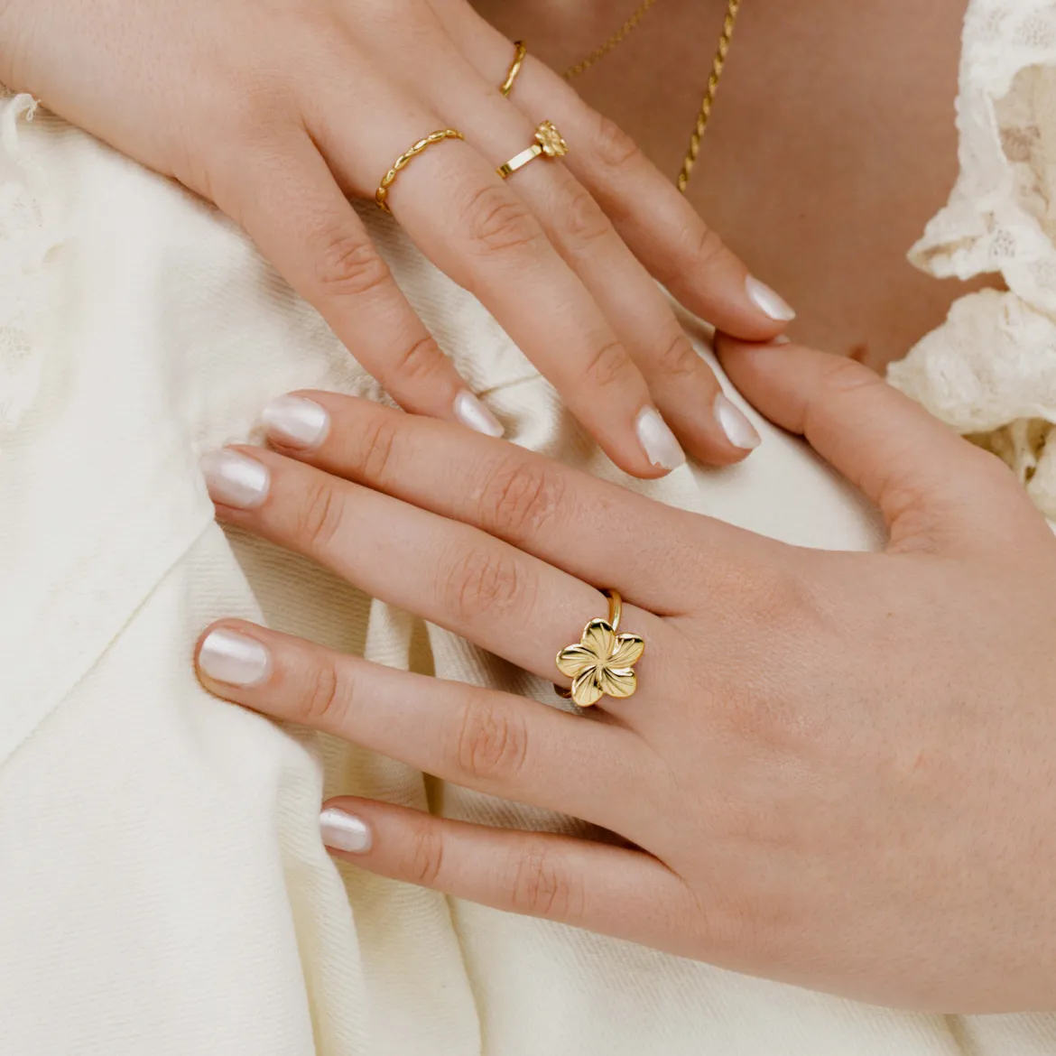 Floral Glow Ring Gold
