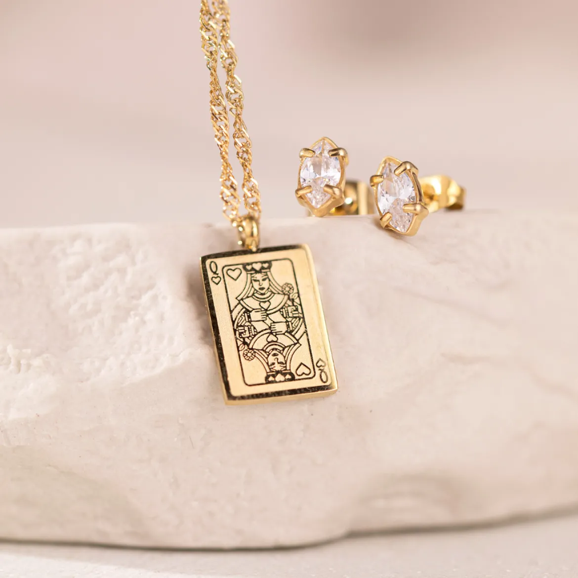 Like a Queen Necklace Gold