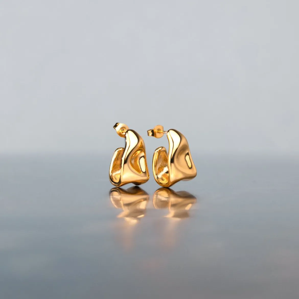 Liquid Shape Studs Gold