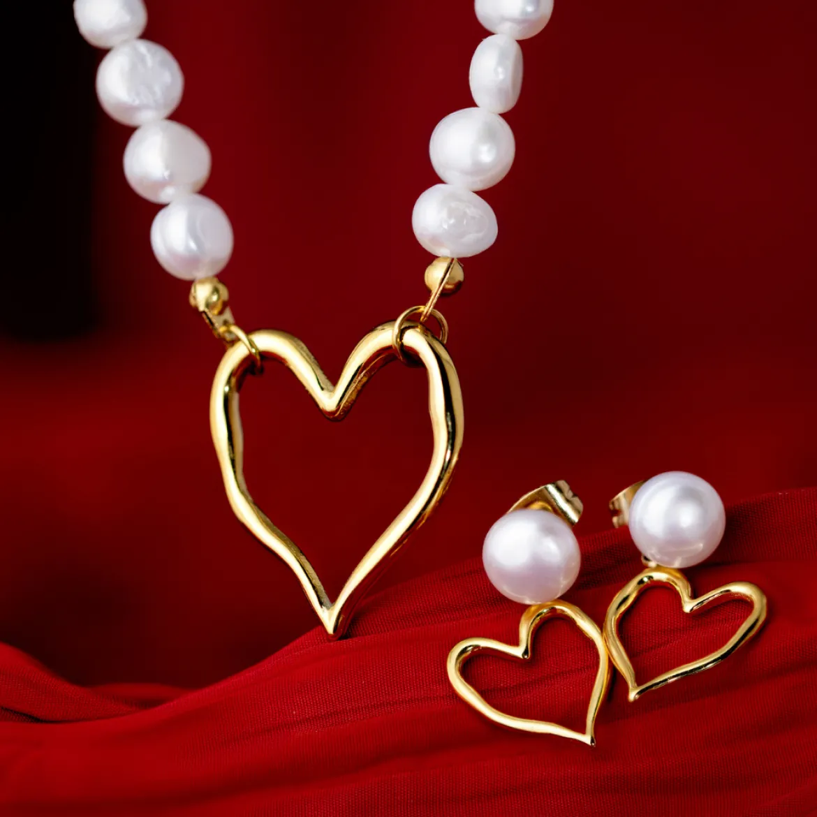 Melting Heart Pearl Studs Gold