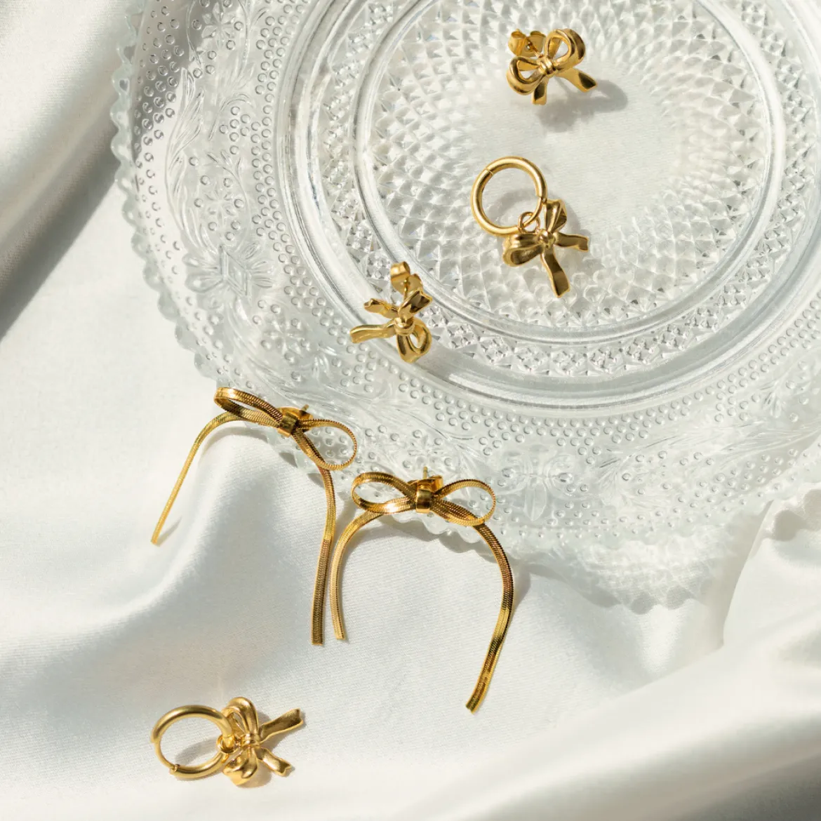 Pretty Ribbon Studs Gold