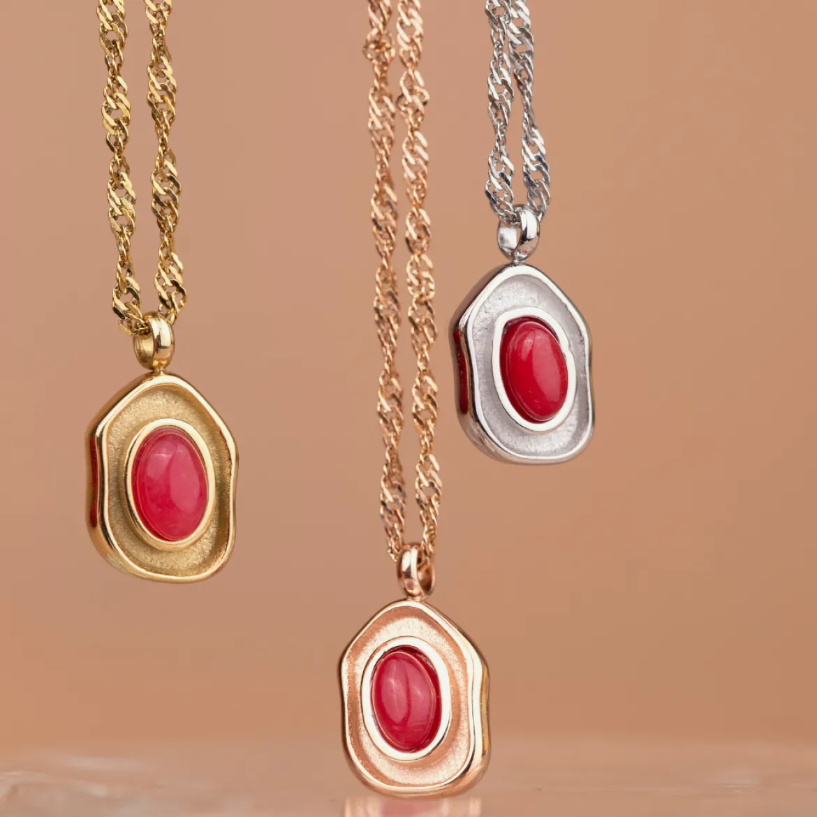 Scarlet Treasure Necklace Gold