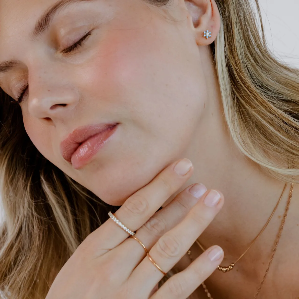 Sparkling Blue Petal Studs Roségold