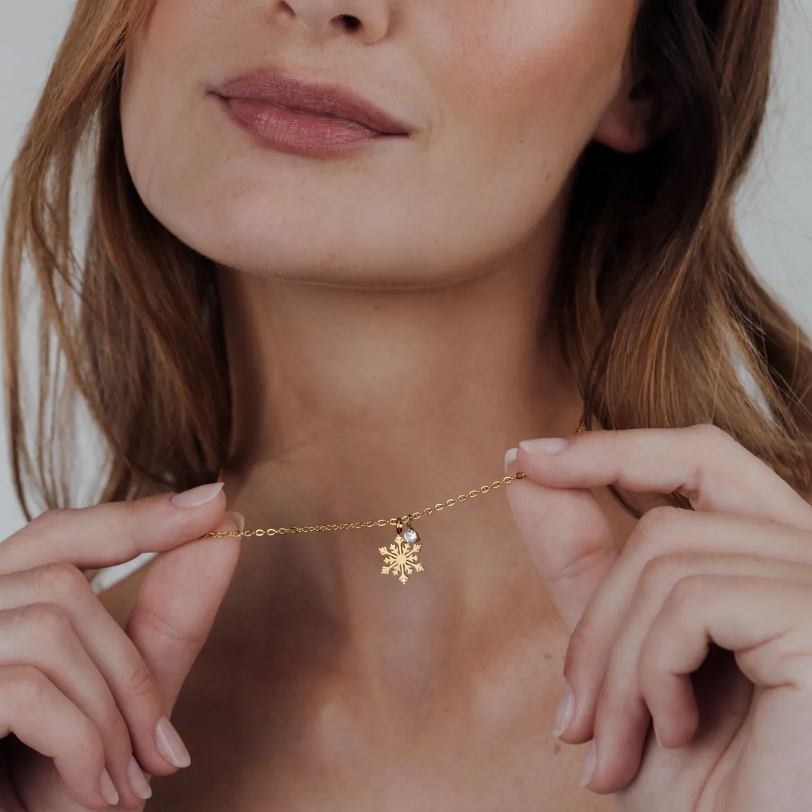 Sparkling Snowflake Necklace Gold