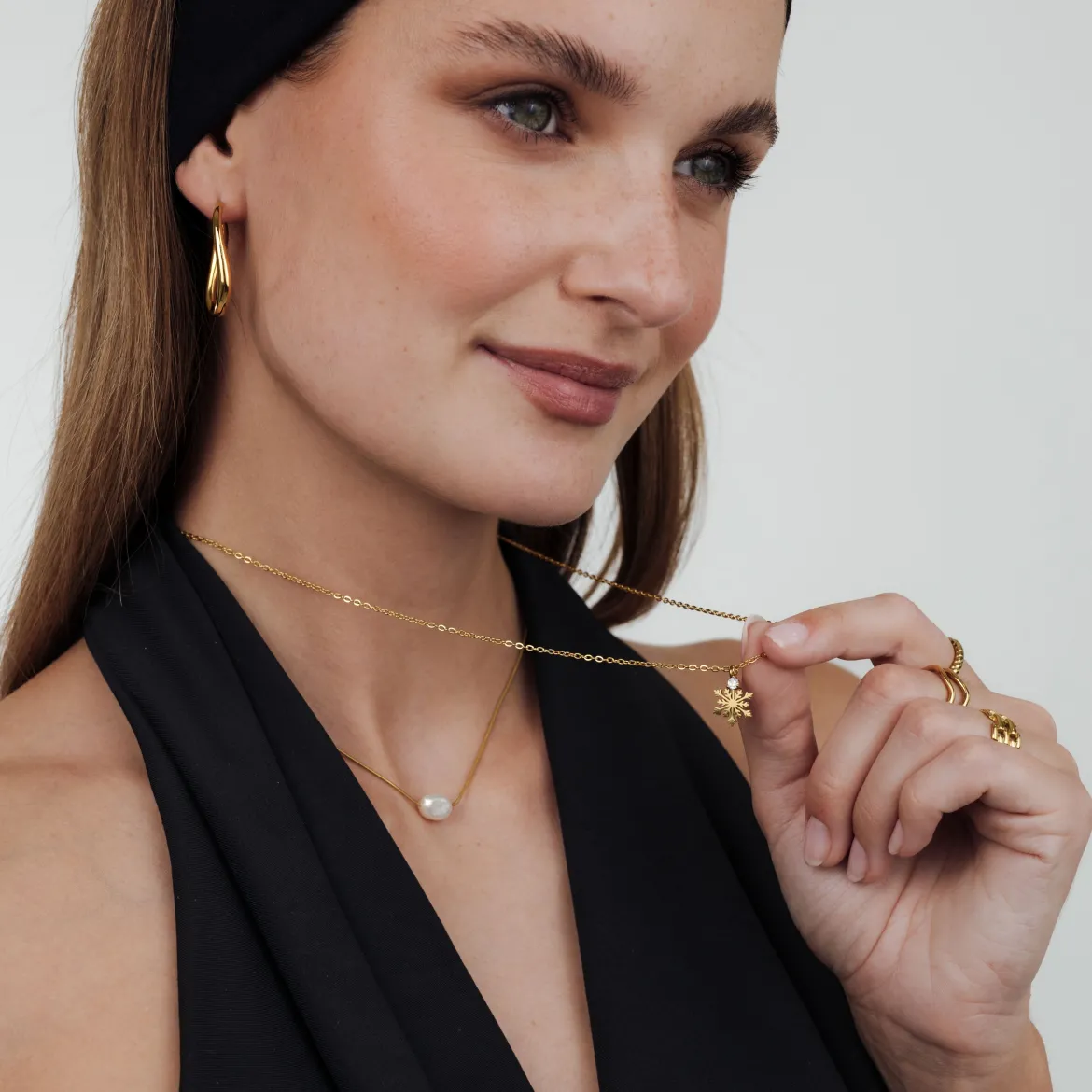 Sparkling Snowflake Necklace Gold