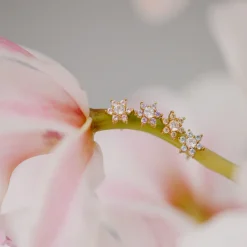 Sparkling White Petal Studs Silber