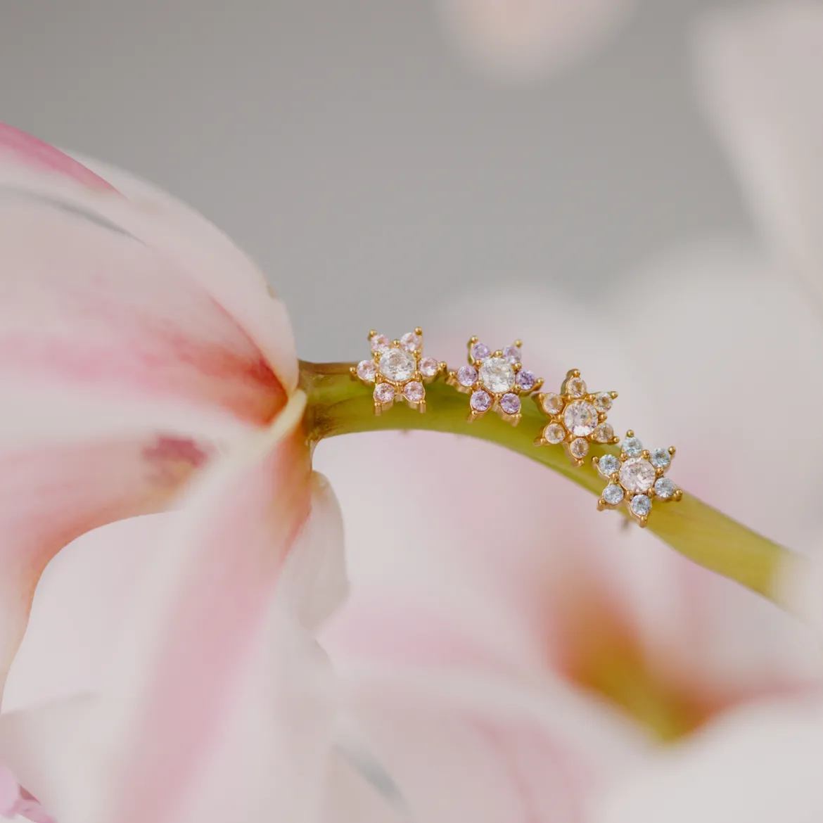 Sparkling White Petal Studs Gold