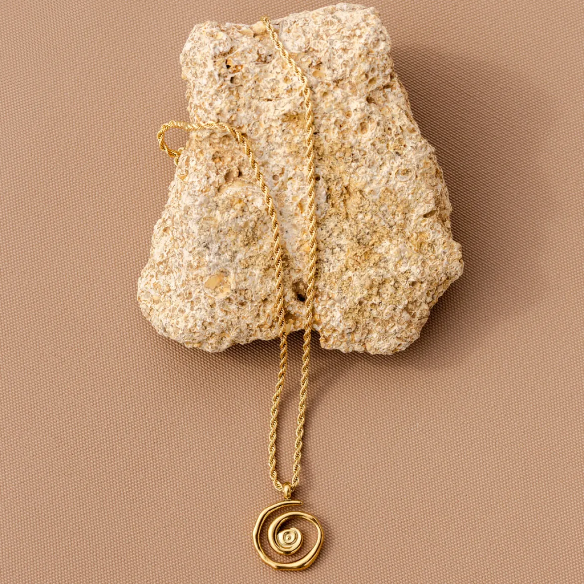 Sweet Swirl Necklace Gold